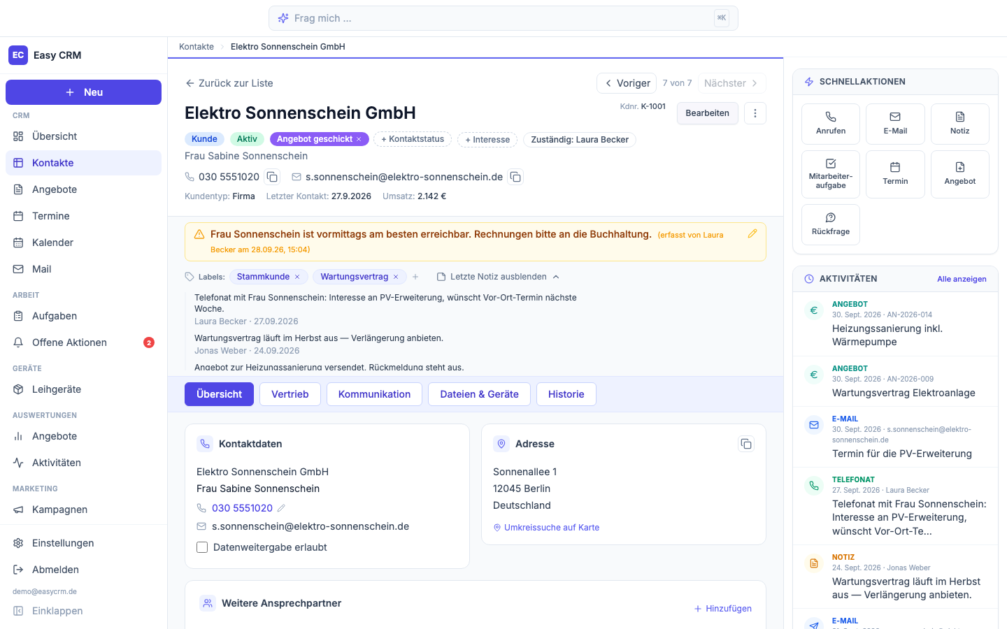 Easy CRM Kundenakte mit Kontaktdaten, Hinweis-Banner, letzten Notizen, Schnellaktionen und Aktivitätenverlauf